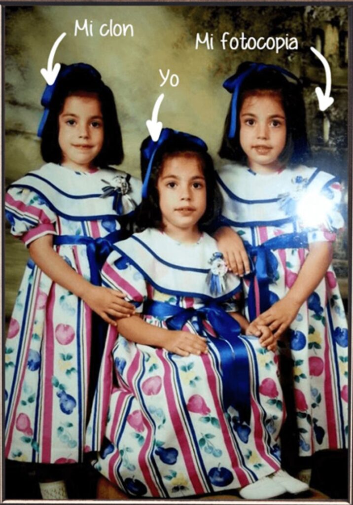 Maite López de pequeña con sus hermanas trillizas Elsa y Laura